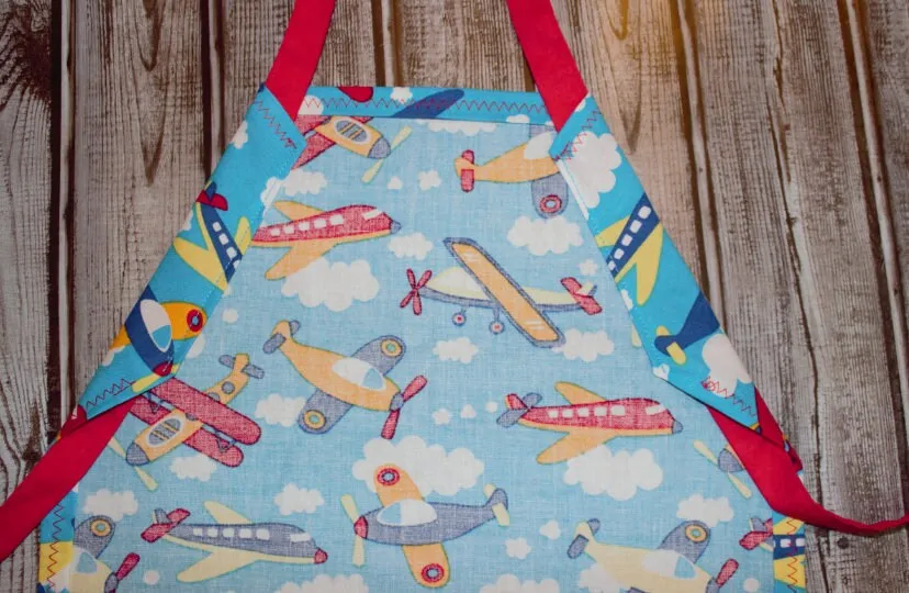 Adjustable Child's Apron in Airplanes